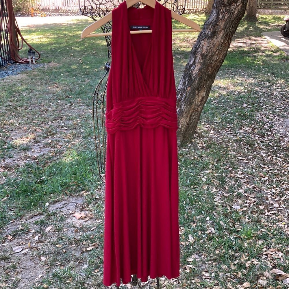 Jones Wear Red V- Neck Sleeveless Dress Fit & Flate Size 10